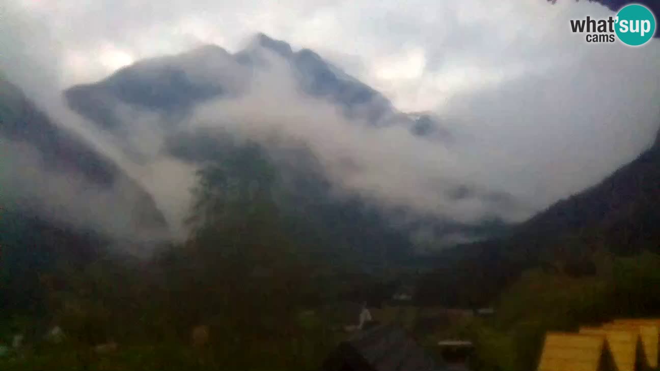Webcam Trenta – View of Šplevt, Pihavec and Prisojnik