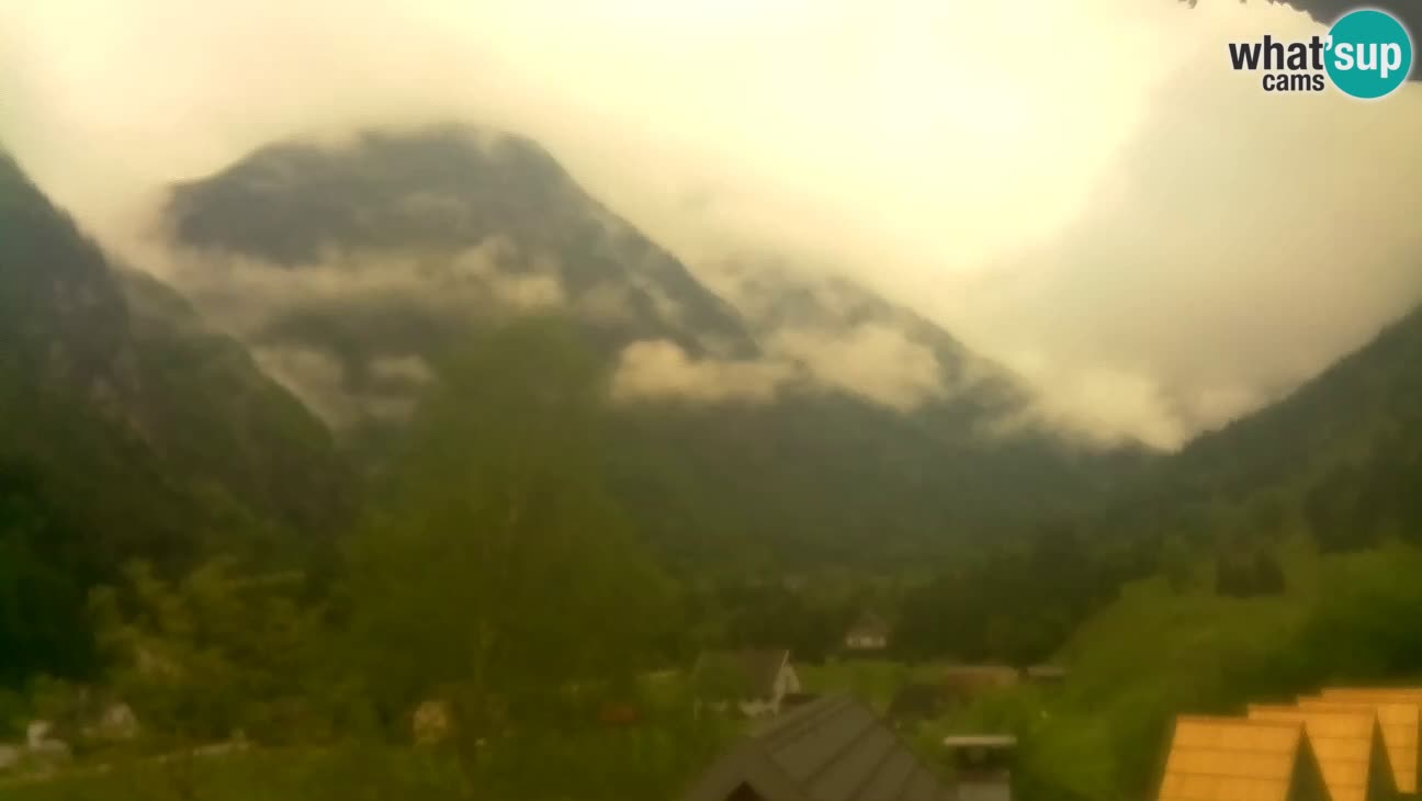 Webcam Trenta – View of Šplevt, Pihavec and Prisojnik