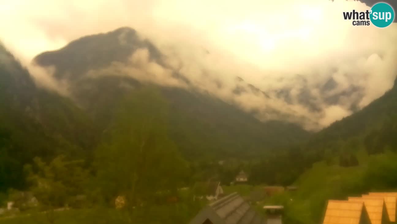 Webcam Trenta – View of Šplevt, Pihavec and Prisojnik
