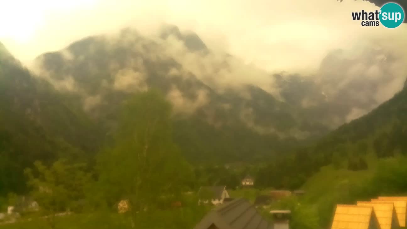 Spletna kamera Trenta – Pogled na Šplevt, Pihavec in Prisojnik