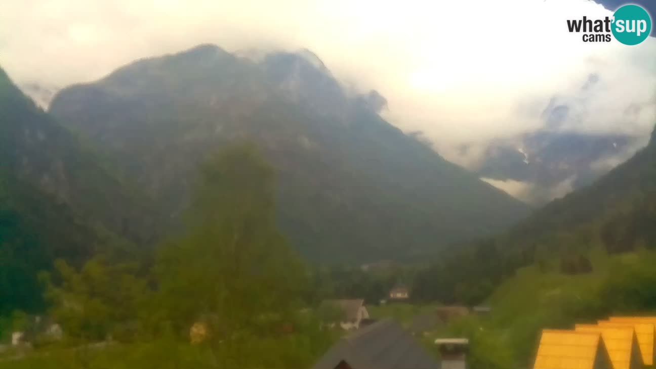 Webcam Trenta – View of Šplevt, Pihavec and Prisojnik