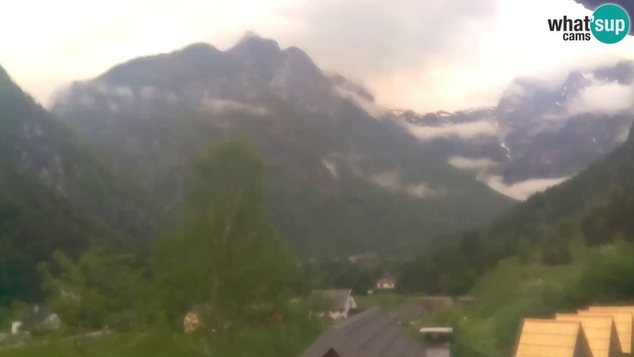Webcam Trenta – View of Šplevt, Pihavec and Prisojnik