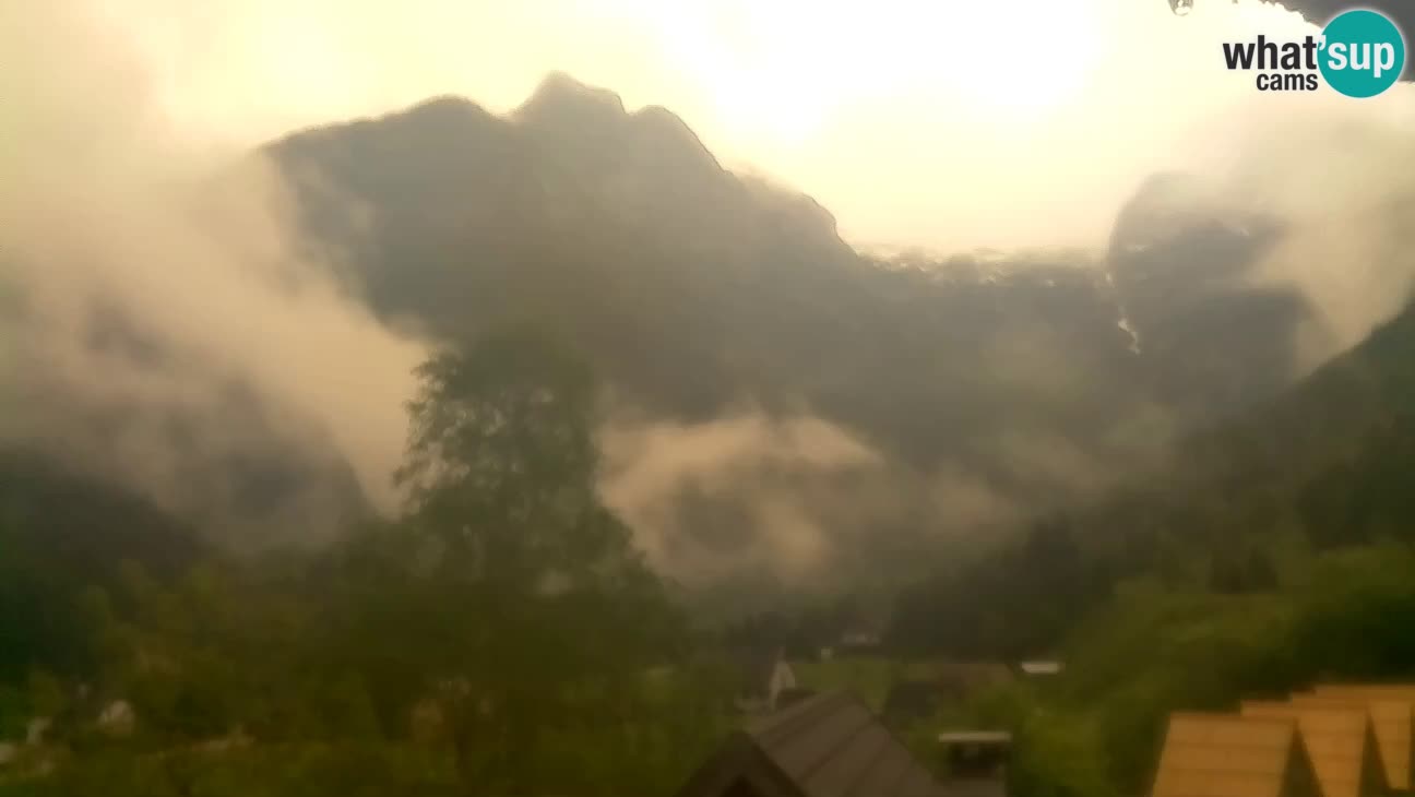 Webcam Trenta – View of Šplevt, Pihavec and Prisojnik