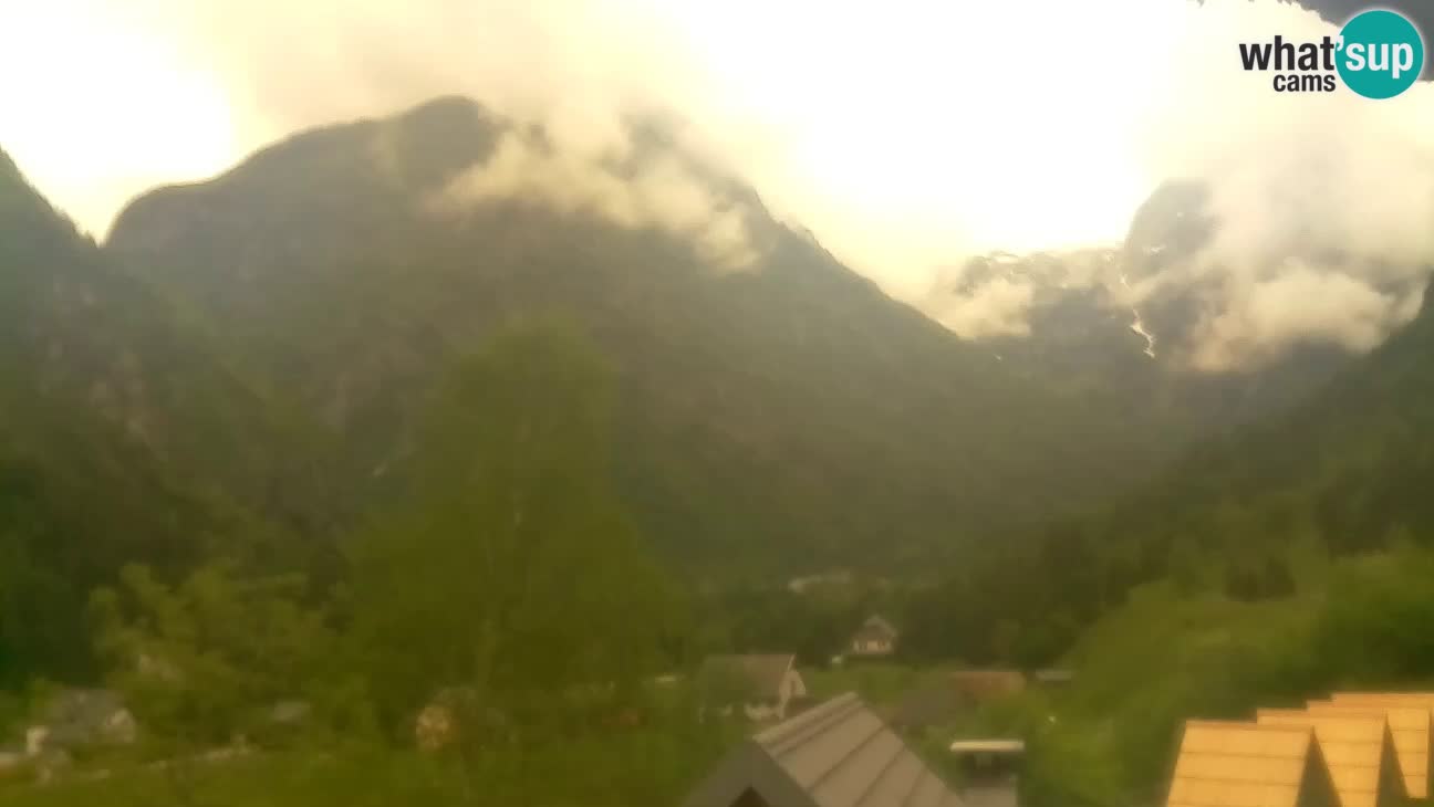 Webcam Trenta – View of Šplevt, Pihavec and Prisojnik