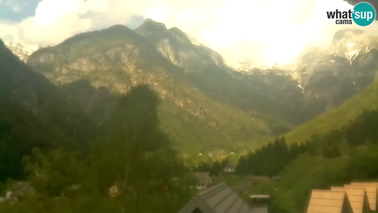 Webcam Trenta – View of Šplevt, Pihavec and Prisojnik
