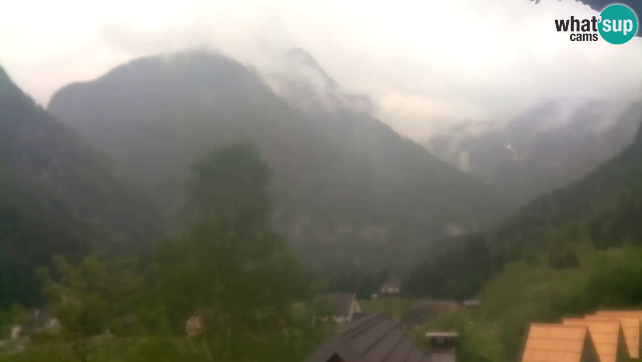 Webcam Trenta – View of Šplevt, Pihavec and Prisojnik