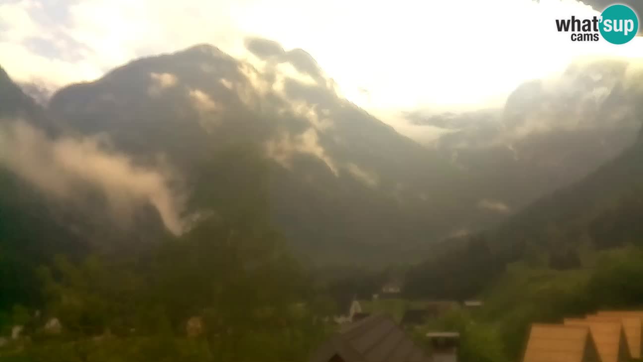 Webcam Trenta – View of Šplevt, Pihavec and Prisojnik
