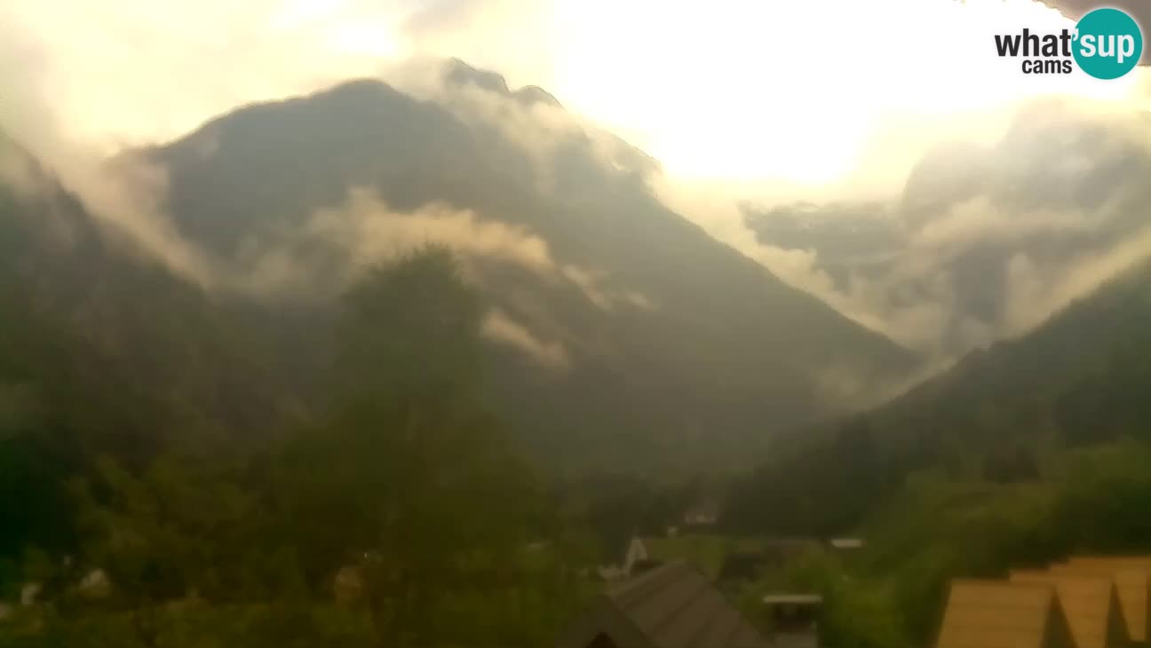 Webcam Trenta – View of Šplevt, Pihavec and Prisojnik