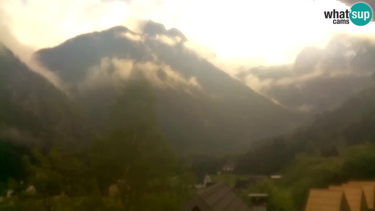 Webcam Trenta – View of Šplevt, Pihavec and Prisojnik
