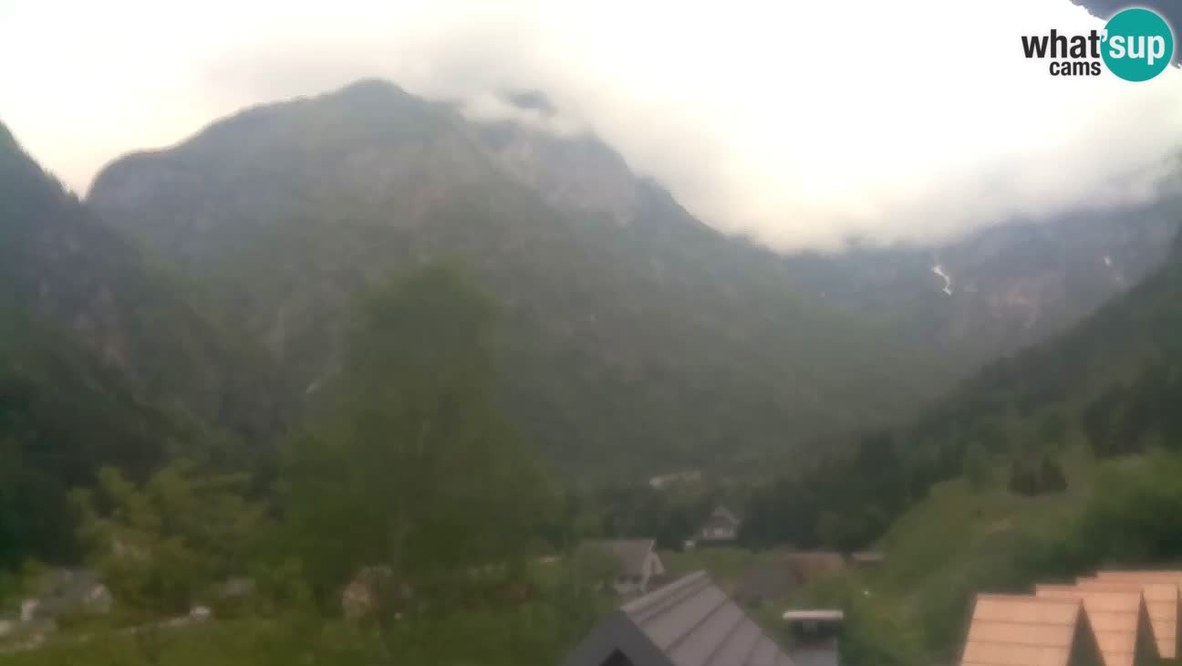 Webcam Trenta – View of Šplevt, Pihavec and Prisojnik