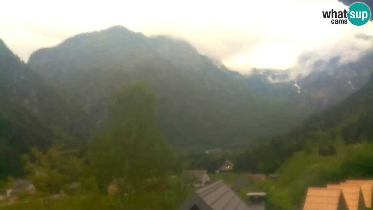 Webcam Trenta – View of Šplevt, Pihavec and Prisojnik