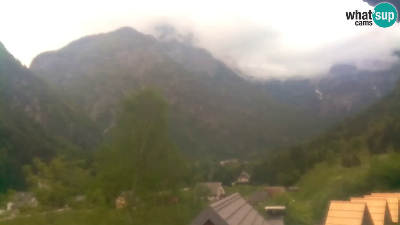 Webcam Trenta – View of Šplevt, Pihavec and Prisojnik