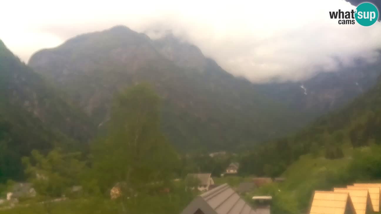 Webcam Trenta – View of Šplevt, Pihavec and Prisojnik