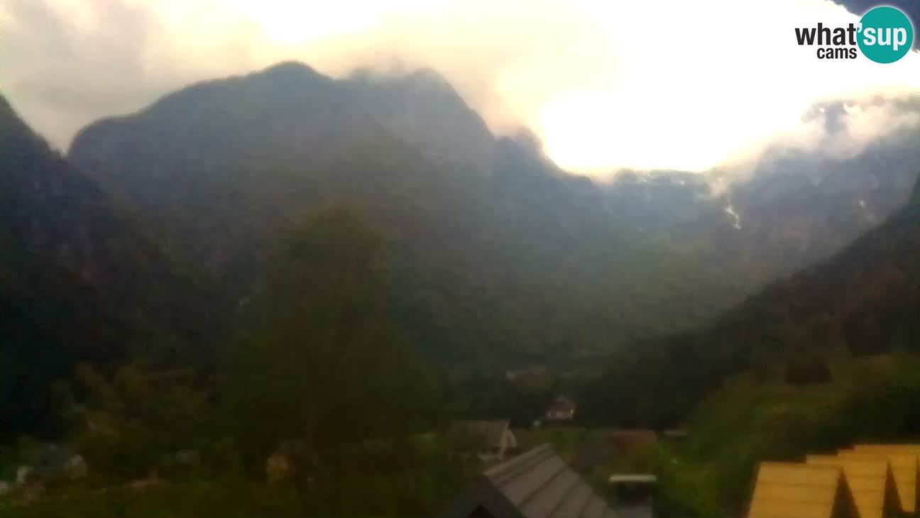 Webcam Trenta – View of Šplevt, Pihavec and Prisojnik