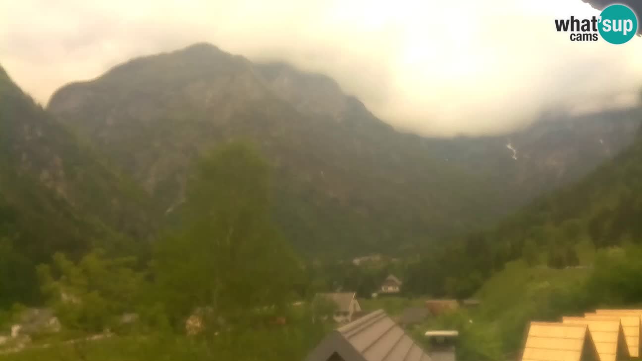 Spletna kamera Trenta – Pogled na Šplevt, Pihavec in Prisojnik