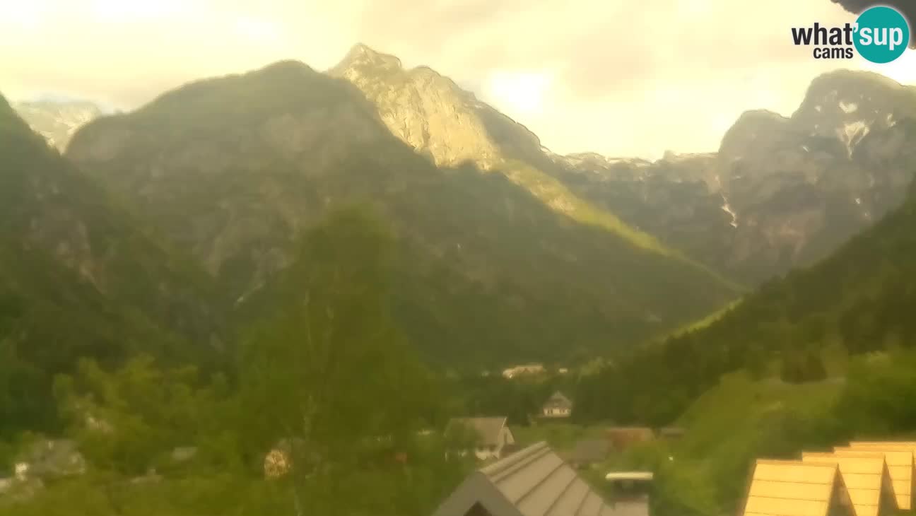 Spletna kamera Trenta – Pogled na Šplevt, Pihavec in Prisojnik