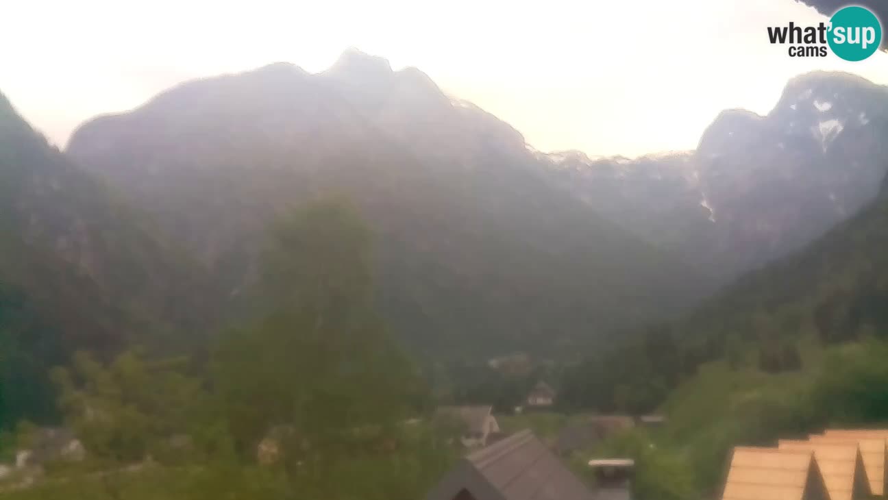 Webcam Trenta – View of Šplevt, Pihavec and Prisojnik