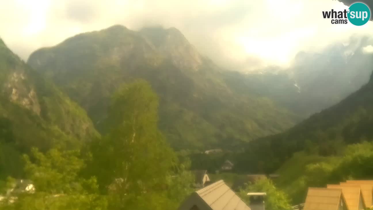 Webcam Trenta – View of Šplevt, Pihavec and Prisojnik