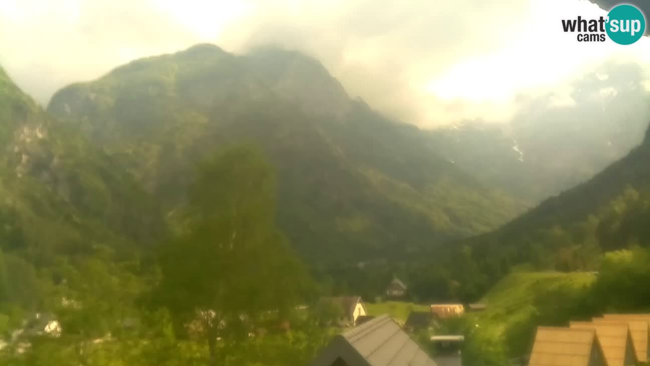 Webcam Trenta – View of Šplevt, Pihavec and Prisojnik