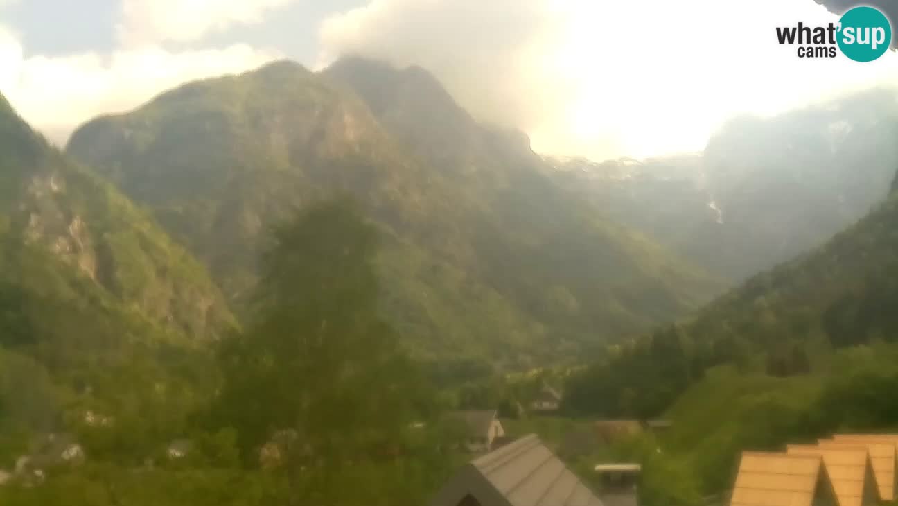 Webcam Trenta – View of Šplevt, Pihavec and Prisojnik
