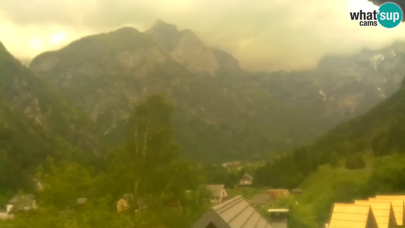 Spletna kamera Trenta – Pogled na Šplevt, Pihavec in Prisojnik