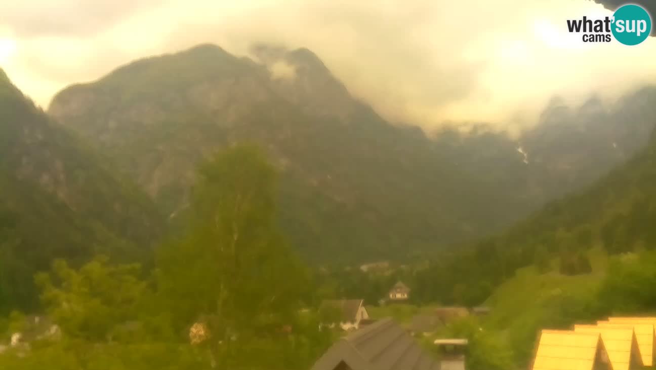 Webcam Trenta – View of Šplevt, Pihavec and Prisojnik