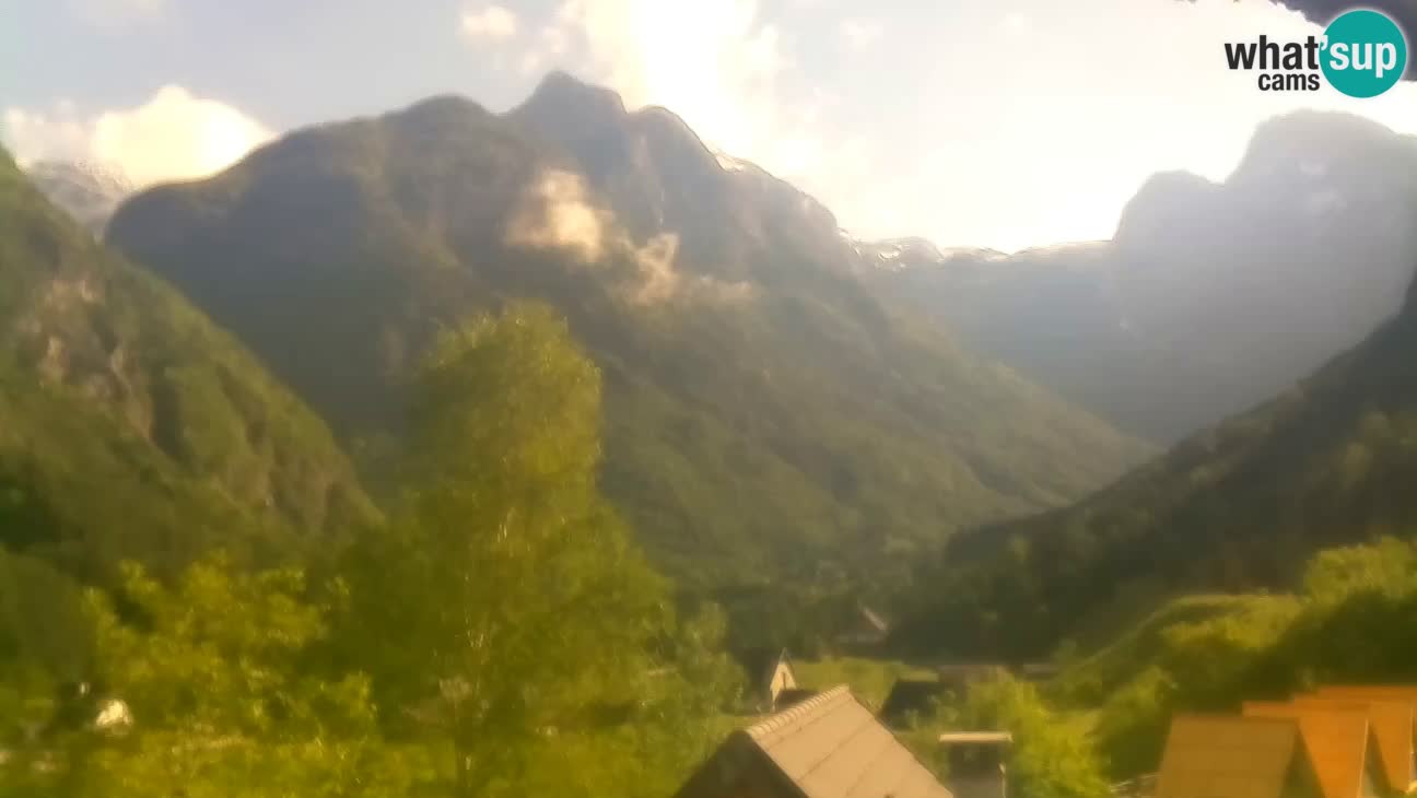 Webcam Trenta – View of Šplevt, Pihavec and Prisojnik