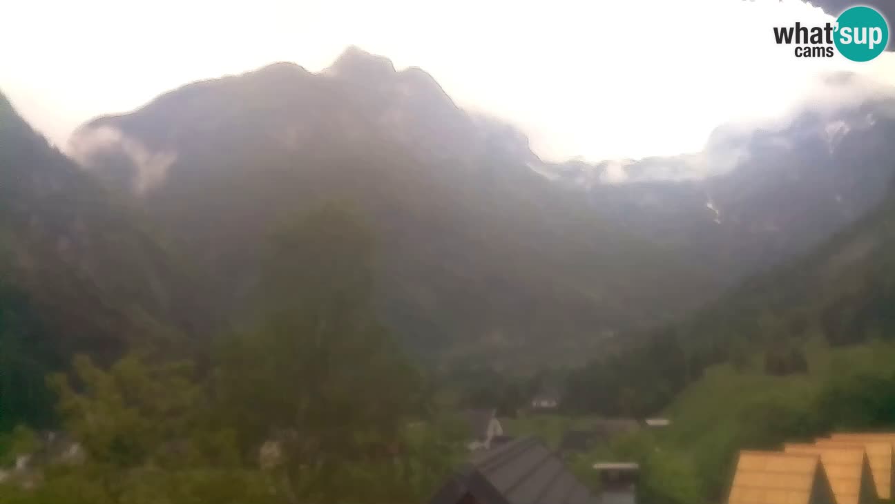 Webcam Trenta – View of Šplevt, Pihavec and Prisojnik