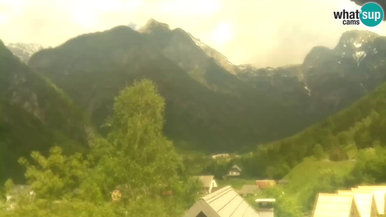 Webcam Trenta – View of Šplevt, Pihavec and Prisojnik