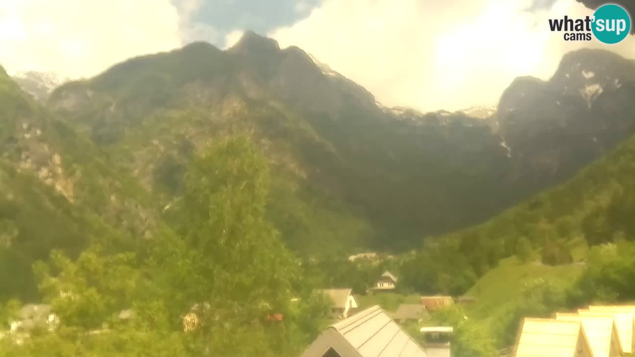 Webcam Trenta – View of Šplevt, Pihavec and Prisojnik