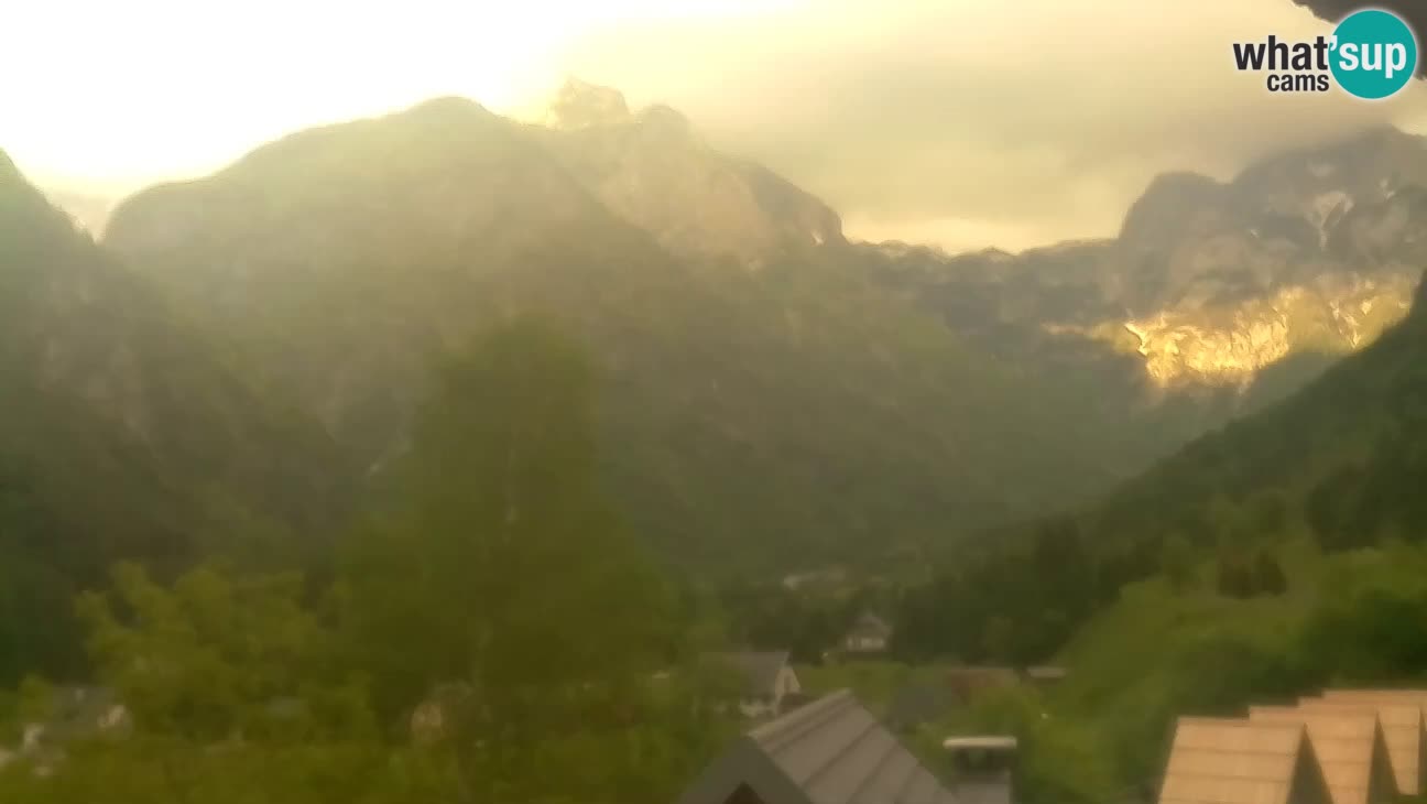 Spletna kamera Trenta – Pogled na Šplevt, Pihavec in Prisojnik