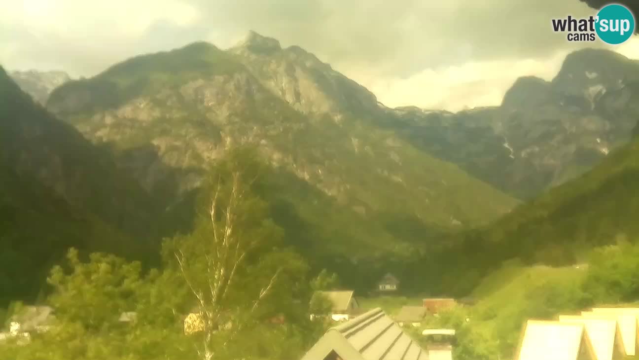 Webcam Trenta – View of Šplevt, Pihavec and Prisojnik