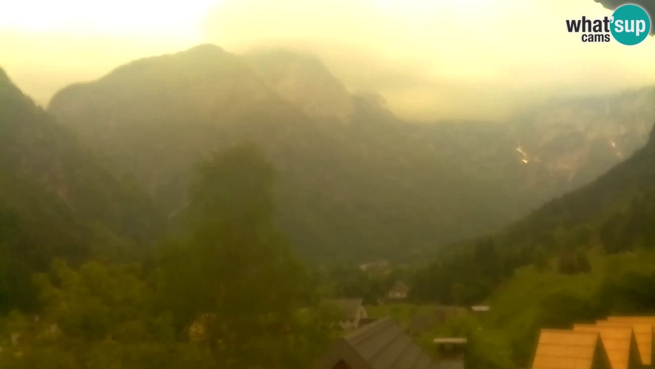 Webcam Trenta – View of Šplevt, Pihavec and Prisojnik