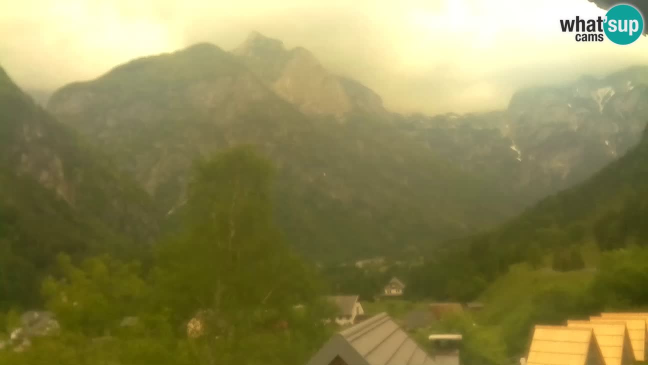 Webcam Trenta – View of Šplevt, Pihavec and Prisojnik