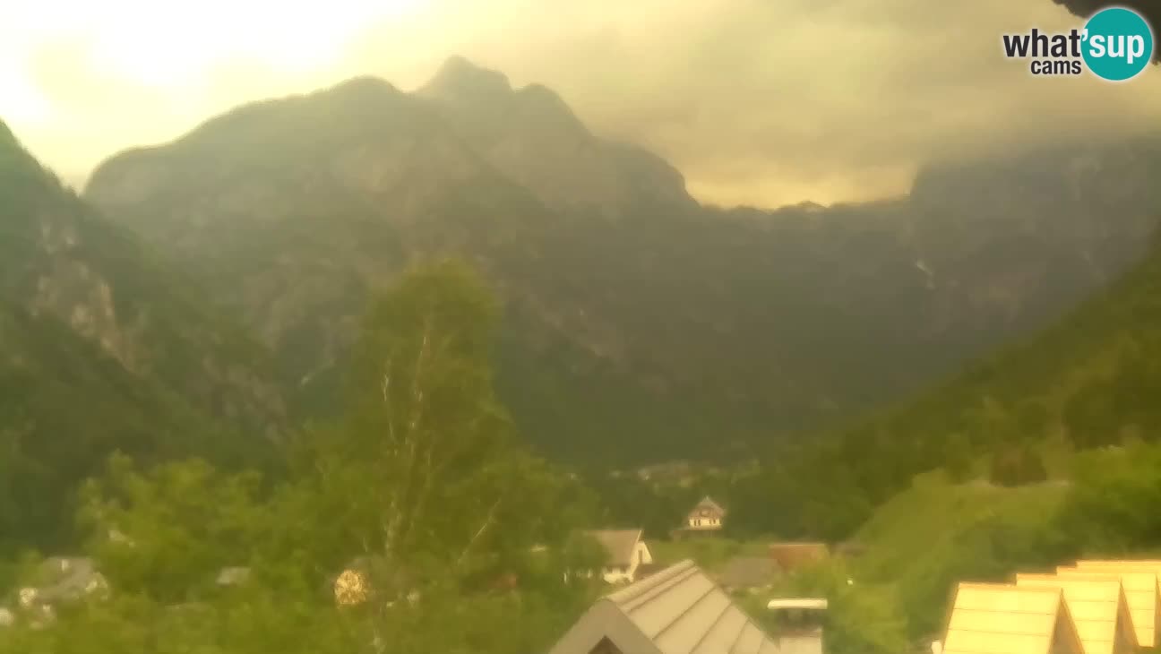 Webcam Trenta – View of Šplevt, Pihavec and Prisojnik
