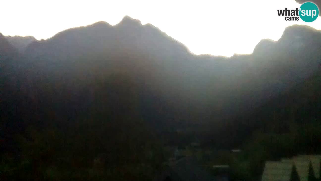 Webcam Trenta – View of Šplevt, Pihavec and Prisojnik