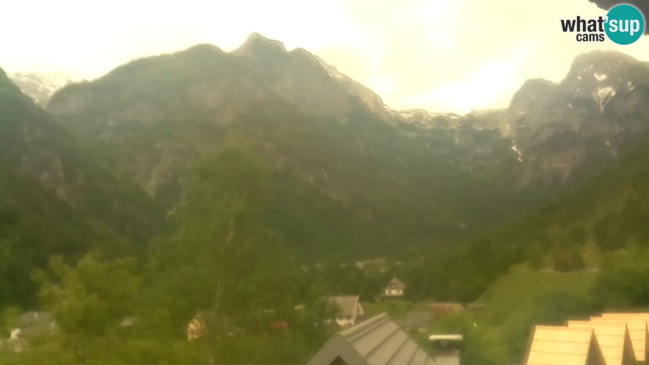 Webcam Trenta – View of Šplevt, Pihavec and Prisojnik