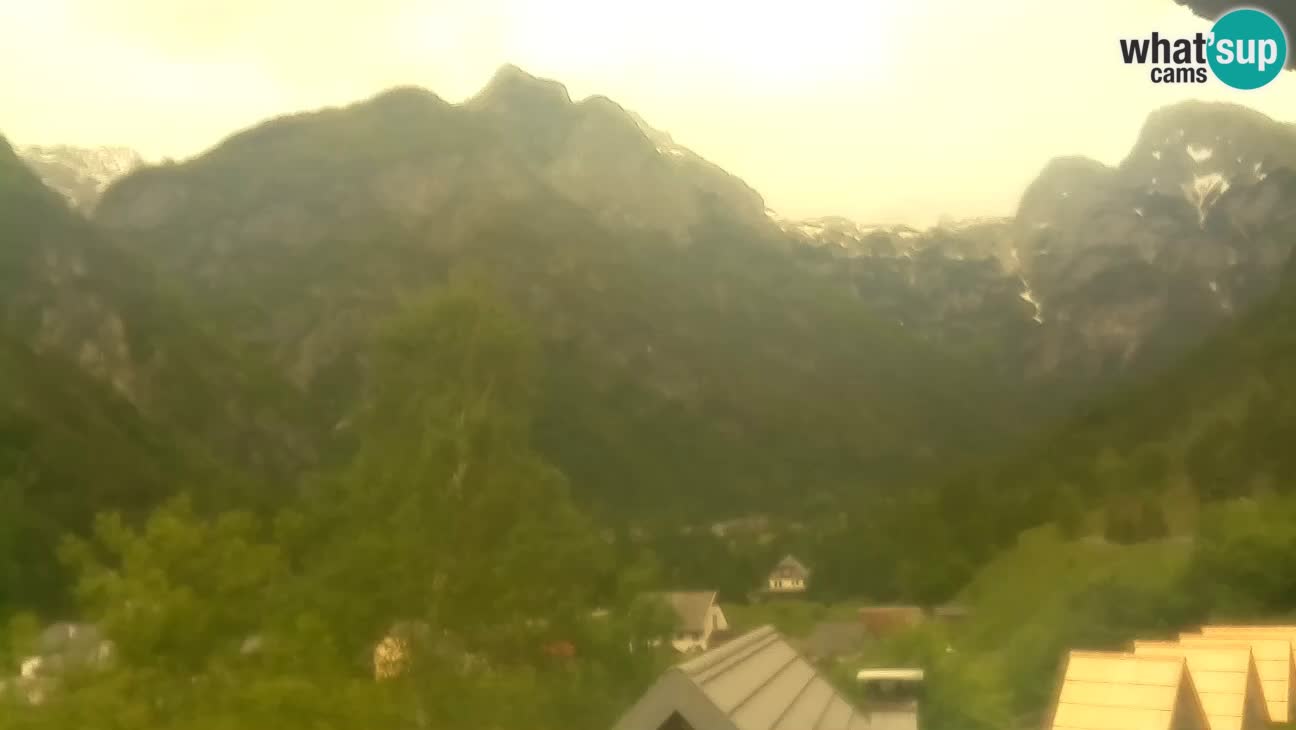 Spletna kamera Trenta – Pogled na Šplevt, Pihavec in Prisojnik