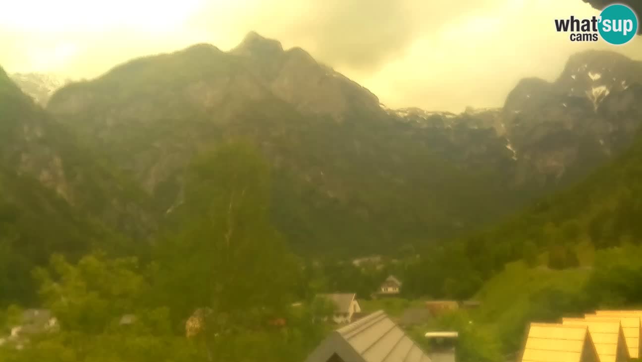 Webcam Trenta – View of Šplevt, Pihavec and Prisojnik