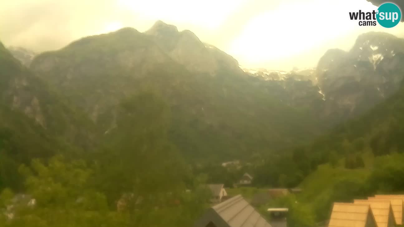 Spletna kamera Trenta – Pogled na Šplevt, Pihavec in Prisojnik