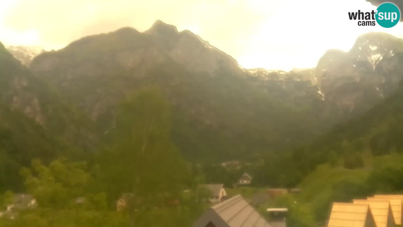 Spletna kamera Trenta – Pogled na Šplevt, Pihavec in Prisojnik