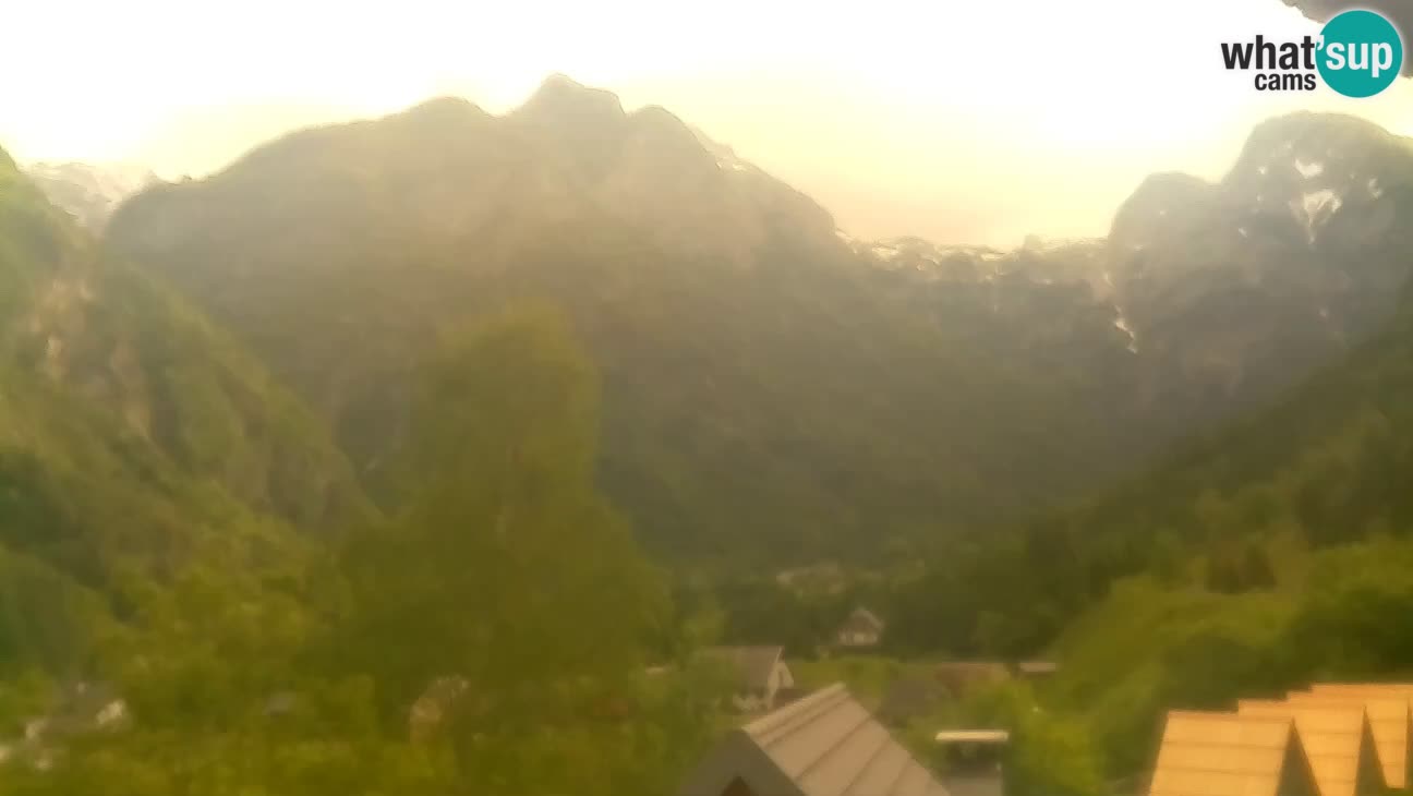 Spletna kamera Trenta – Pogled na Šplevt, Pihavec in Prisojnik