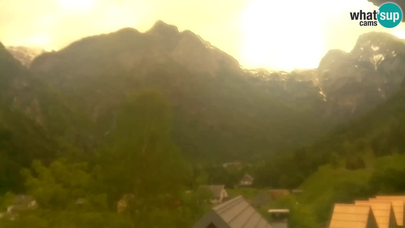 Spletna kamera Trenta – Pogled na Šplevt, Pihavec in Prisojnik