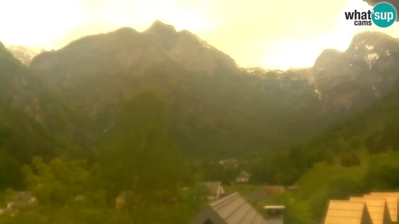 Spletna kamera Trenta – Pogled na Šplevt, Pihavec in Prisojnik