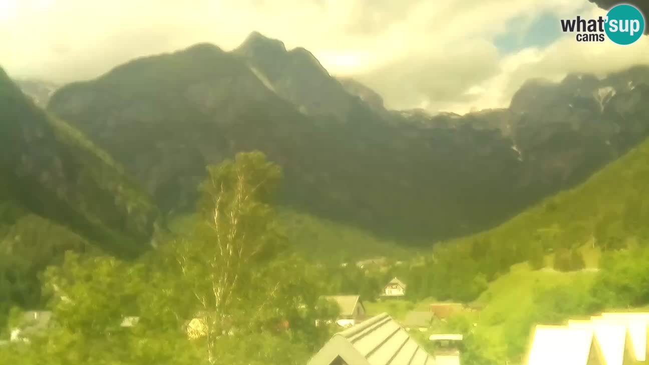 Spletna kamera Trenta – Pogled na Šplevt, Pihavec in Prisojnik
