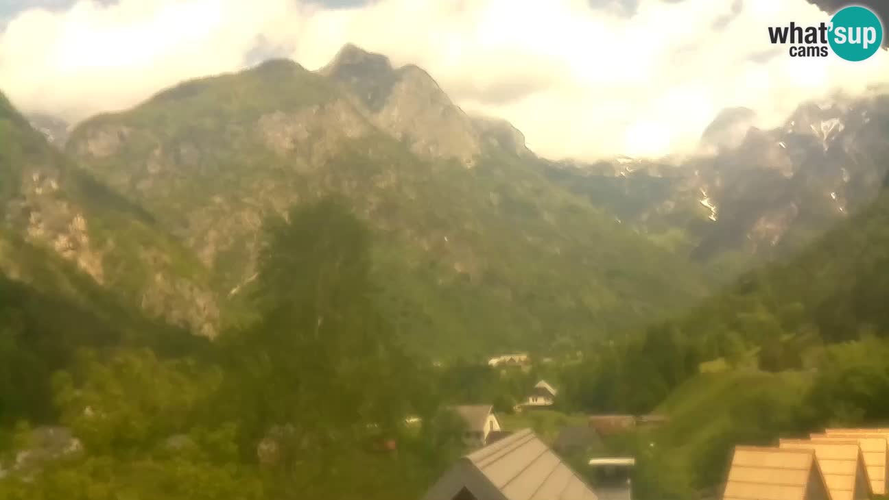 Webcam Trenta – View of Šplevt, Pihavec and Prisojnik