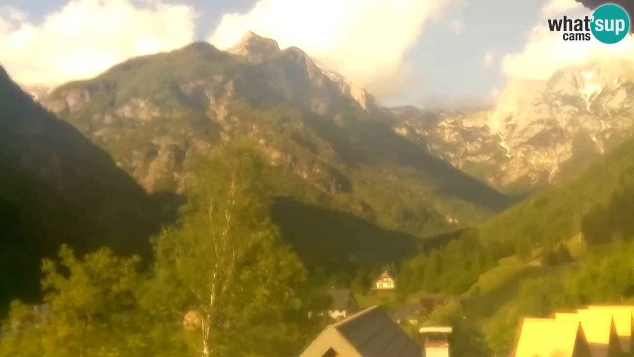 Webcam Trenta – View of Šplevt, Pihavec and Prisojnik