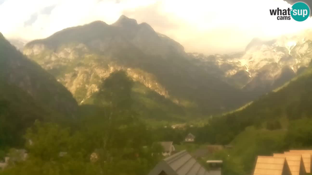 Webcam Trenta – View of Šplevt, Pihavec and Prisojnik