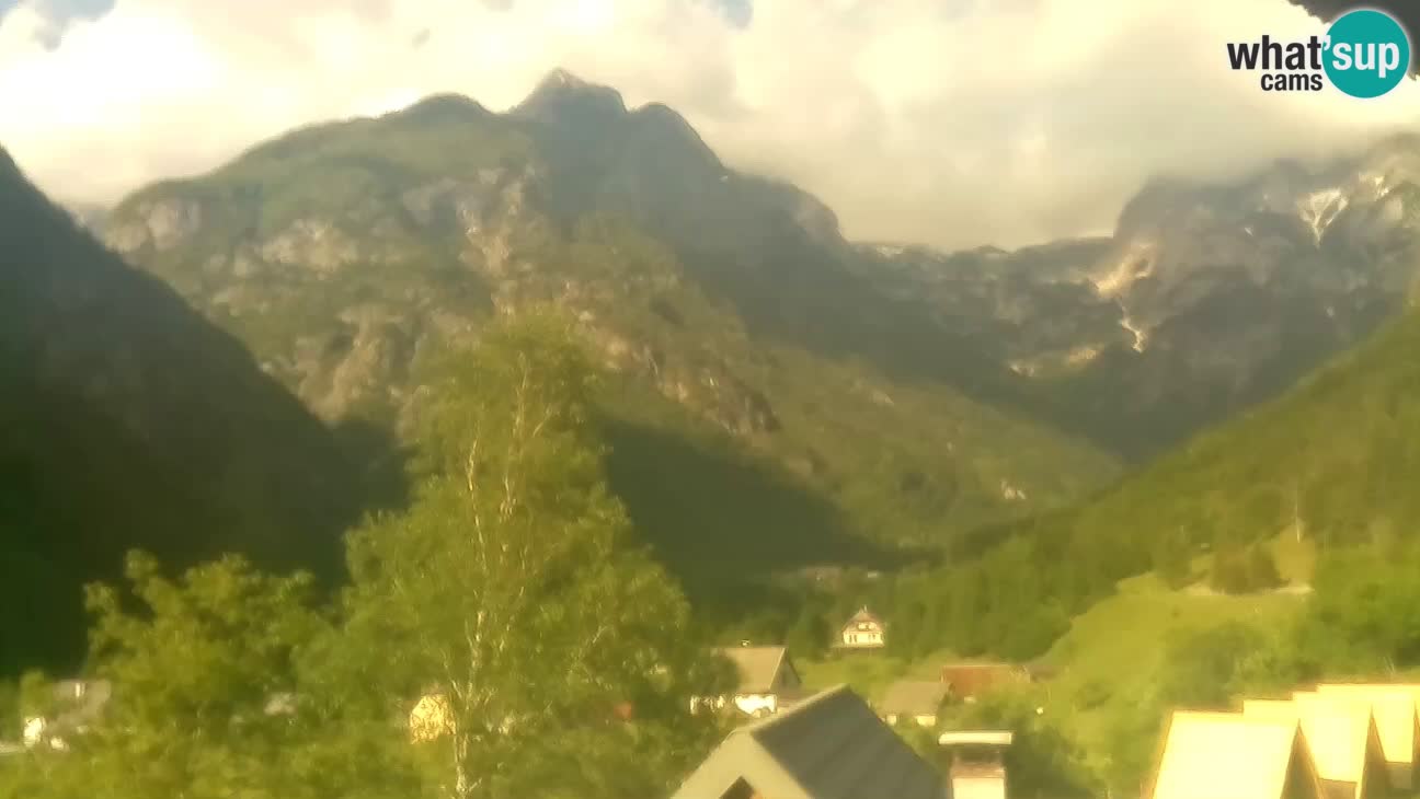 Webcam Trenta – View of Šplevt, Pihavec and Prisojnik