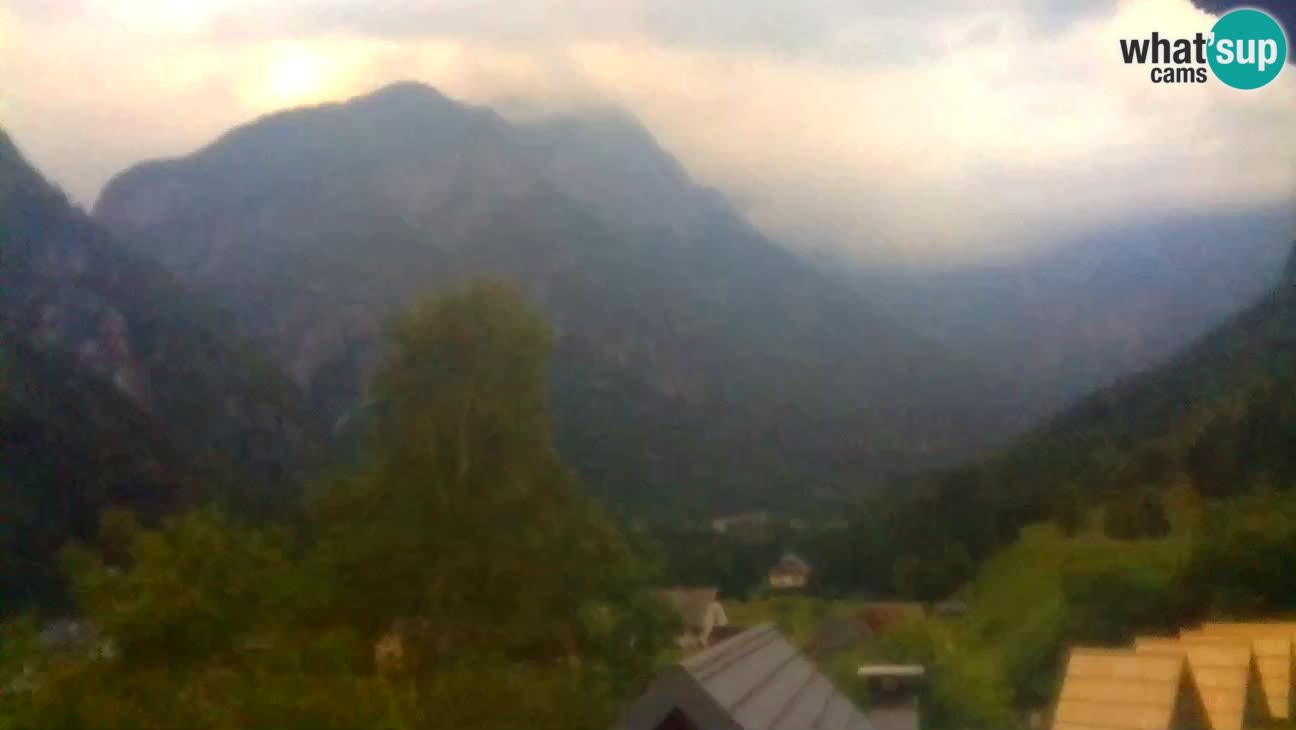 Webcam Trenta – View of Šplevt, Pihavec and Prisojnik